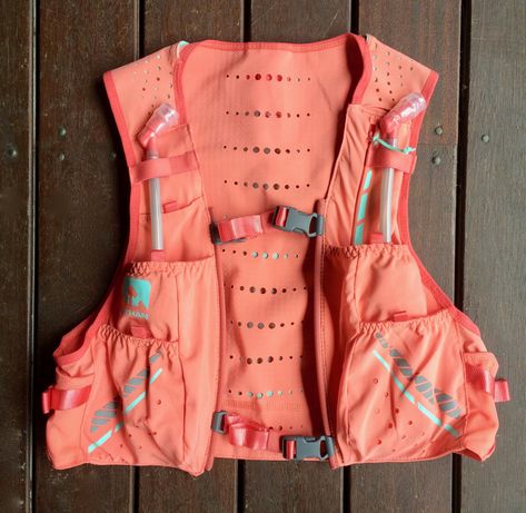 Running Vest Women, Running Essentials For Women, Running Workout Plan, Mid Size Outfits, Cute Hiking Outfit, Summer Running, Vest Sewing Pattern, Running Pack, Gymwear Outfits