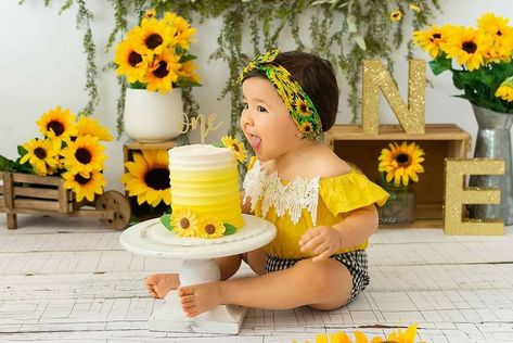 Sunflower Banner, Sunflower Birthday Parties, Sunflower Birthday, Sunflower Theme, Sunflower Party, Smash Cake Girl, Baby Cake Smash, 1st Birthday Photoshoot, Smash Cake Photoshoot