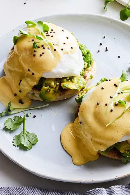 Inspired by a menu item at the Butcher's Daughter in Venice, California, this vegetarian-friendly recipe combines two breakfast favorites: avocado toast and eggs Benedict. Toast And Eggs, Benedict Breakfast, Benedict Recipe, Menu Sarapan Sehat, Avocado Dessert, Venice California, Hollandaise Sauce, Deilig Mat, Avocado Recipes