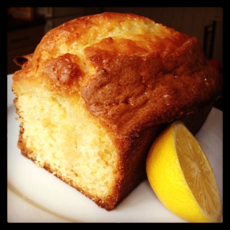 Lemon Drizzle Cake Recipe, Lemon Curd Dessert, Drizzle Recipe, Lemon Drizzle Cake, Lemon Bread, Drizzle Cake, Torte Cupcake, Lemon Drizzle, Cake Mixture