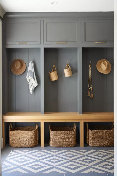 Small Entryway Storage Ideas, Small Entryway Storage, Mudroom Designs, Entryway Storage Ideas, Furniture Entryway, Small Mudroom Ideas, Mudroom Cubbies, Functional Mudroom, Mudroom Remodel