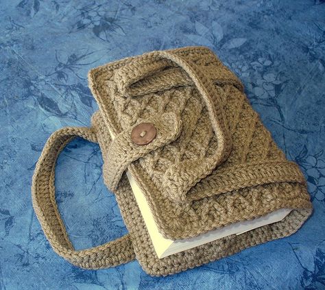 Crochet Bible cover.  Not sure if I'll ever make this, but I thought it was a beautiful craft to share! Crochet Book Cover, Bible Bag, Crochet Bookmarks, Bible Covers, Crochet Bags Purses, Crochet Books, Diy Crochet Projects, Book Bag, Crochet Purses