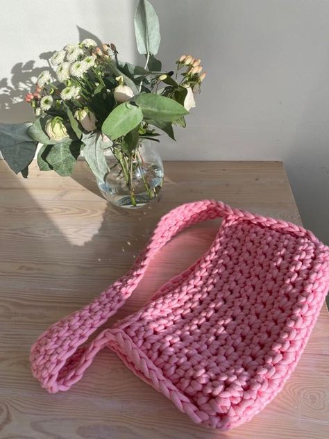 Crochet Bag Simple Pattern, Chunky Crochet Crossbody Bag, Cute Crocheted Bags, Chunky Bag Crochet Pattern, Crochet Bag Shoulder, Crochet Bag Easy Simple, Chunky Crochet Bag Pattern, Simple Crochet Bags, Small Crochet Bag Pattern