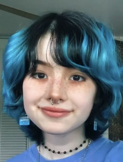 Cute Short Alt Hairstyles, Short Hairstyles Dyed Hair, Half Hair Color Short, Blue Short Hair Ideas, Short Half Dyed Hair, Medium Length Haircut Nonbinary, Short Adronymous Hair, Cute Short Haircuts For Curly Hair, Jelly Fish Cut Short Hair