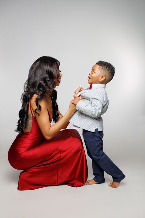 Valentines Baby Photoshoot, Mommy Me Photoshoot, Mommy Son Pictures, Family Christmas Pictures Outfits, Mommy Daughter Photoshoot, Mom And Son Outfits, Son Photo Ideas, Christmas Pictures Outfits, Mother Baby Photography