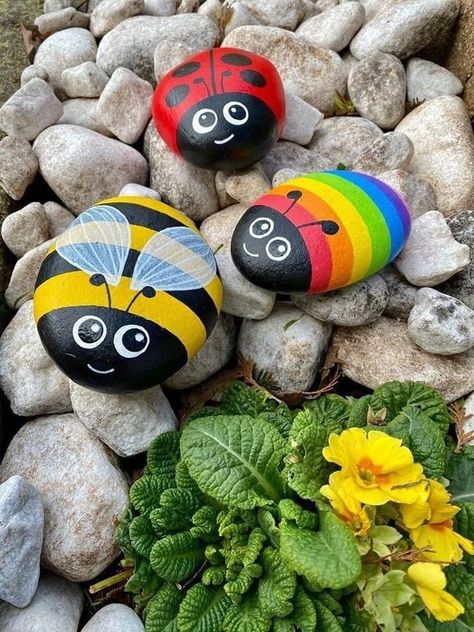 Preschool Insects, Bee Rocks, Ladybug Rocks, Diy Rock Art, Rock Hand, Painted Rocks Diy, Rock Painting Patterns, Paint Rock, Pet Rocks