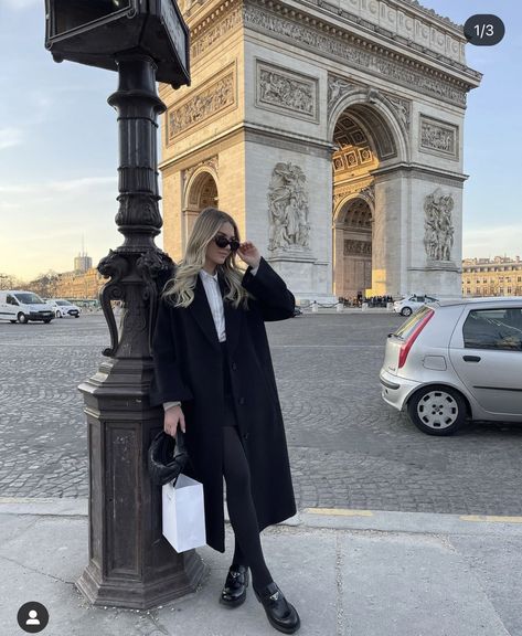 Paris At Christmas Outfits, Paris At Christmas Aesthetic, Milan Trip Outfit, Paris Poses Photo Ideas, Paris Outfits Aesthetic, Street Style French, Vibe Images, Paris Picture Ideas, French Street Style