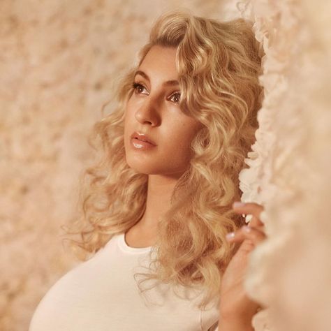 Tori Kelly Aesthetic, Kelly Aesthetic, Jill Scott, Katharine Mcphee, Tori Kelly, Average Body, Celebrity Facts, Amazing Person, Jeff Buckley