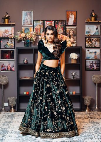 Velvet Crop Top Designs For Lehenga, Velvet Lehenga Blouse, Green Velvet Lehenga, Lehenga Wedding Bridal, Ghagra Design, Mehandi Dress, Design Lehenga, Designer Lehnga Choli, Western Silhouette