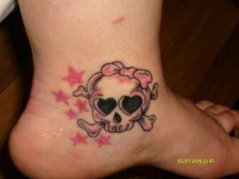 Pictures Girly, Girly Skull Tattoos, Tattoo Cake, Tattoo Skulls, Girly Skull, Emo Tattoos, Tattoos Pictures, Capricorn Tattoo, Cute Tats