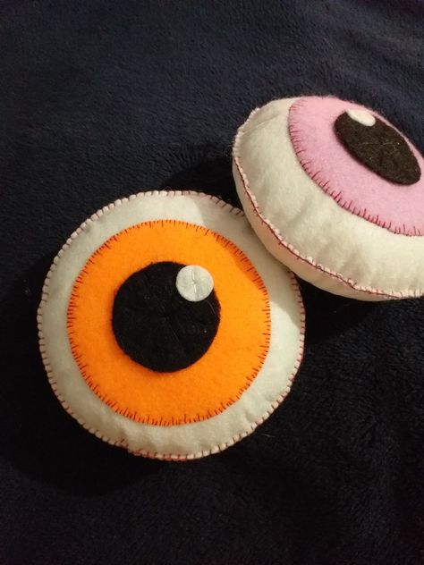 Creepy Sewing Projects, Cute Felt Sewing Ideas, Goth Felt Crafts, Felt Hand Sewing Projects, Felt Sewing Ideas, Felt Patches Diy, Easy Felt Crafts For Kids, Eyeball Embroidery, Eyeball Pillow