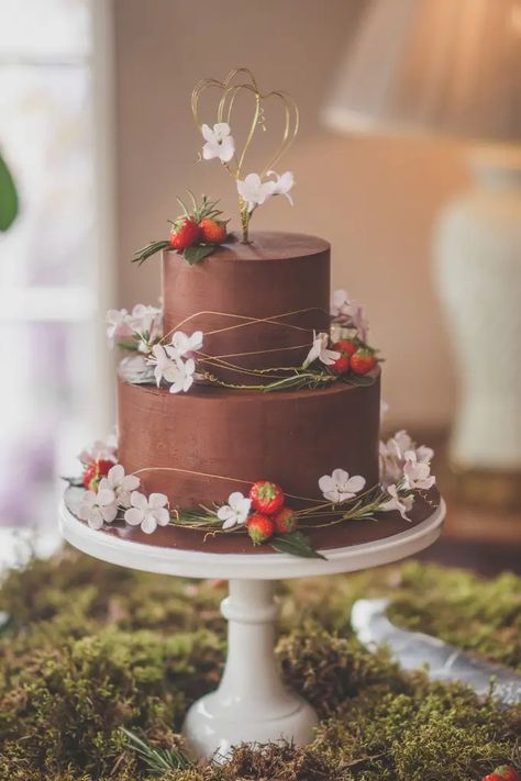 Strawberry And Flower Cake, Two Tier Chocolate Cake, Strawberries And Sugar, Sparkly Wedding Cakes, Strawberries Cake, Entwined Hearts, Fancy Wedding Cakes, Wedding Cake Ombre, Chocolate Cake Designs