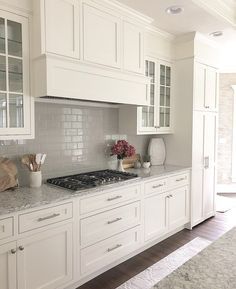 white shaker cabinets painted BM white dove, LG Everest quartz with gray backsplash Kitchen Cabinet Door Styles, Model Dapur, White Shaker Kitchen Cabinets, Cabinet Door Style, Kitchen Cabinet Trends, White Shaker Kitchen, Gray And White Kitchen, Kabinet Dapur, Cabinet Door Styles