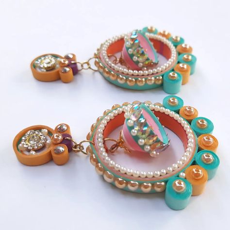 Paper Quilling Earrings | Traditional outfit . 🔗buying link in my bio 👆 . ✅️DM for details and order 📩 ✅️Lightweight and Comfortable | Best quality ✅️Affordable and budget friendly return gift option ✅️Best Return gifts ideas for your wedding guests . #handcraftedjewelry #paperquillingart #dreamartist #specialforweddingseason #specialgift #marriagegiftideas #marriagegift Quilling Art Earrings, Diy Quilling Earrings, Paper Quilling Earrings, Quilled Earrings, Diy Jewellery Designs, Paper Quilling Jewelry, Quilled Jewellery, Quilling Earrings, Quilling Jewelry