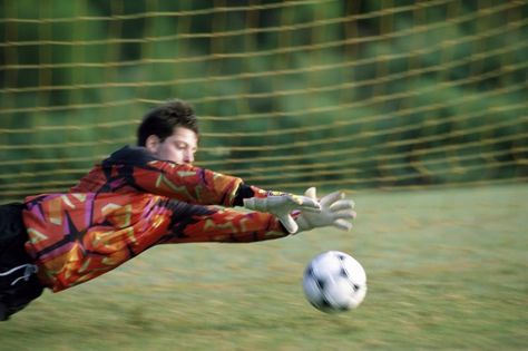 Soccer Keeper, Match Wallpaper, Soccer Drills For Kids, Soccer Pro, Goalkeeper Training, Cleats Soccer, Basketball Tricks, Hope Solo, Soccer Goalie