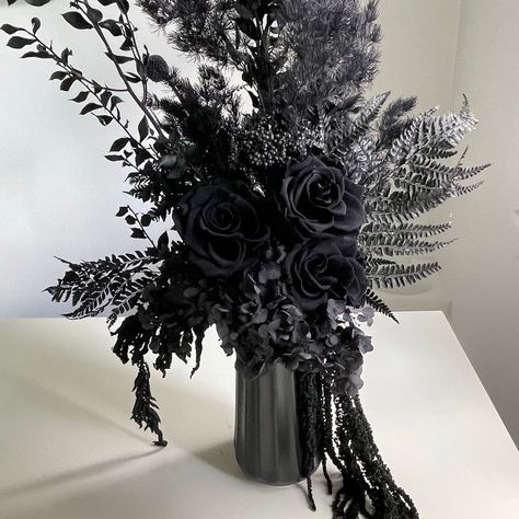 All Black Wedding Flowers, All Black Bouquet, Black Flower Centerpieces Wedding, Black Dried Flower Arrangement, Black Flower Centerpieces, Gothic Floral Arrangements, Dark Flower Arrangements, Black Centerpieces Wedding, Black And White Flower Arrangements