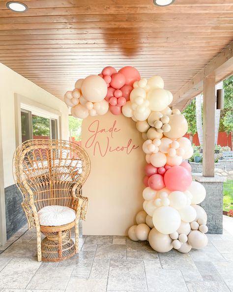 Baby Shower Backdrop 💕 Swipe left to see final look and mom-to-be ✨ Our client added the butterflies and baby breath. Fun fact: this is our most requested backdrop which consist of one chiara wall with an 8-10ft long garland. It can be customized with signage and painted any color. To get a quote please fill out our inquiry form on our website, or send us an email including your event details at info@luxanballoons.com Baby Shower Mom Chair, Baby Shower Picture Backdrop, Girl Baby Shower Backdrop, Baby Shower Photo Backdrop, Enchanted Forest Baby Shower, Balloon Bar, Party Balloons Diy, Picture Backdrop, Baby Shower Pictures