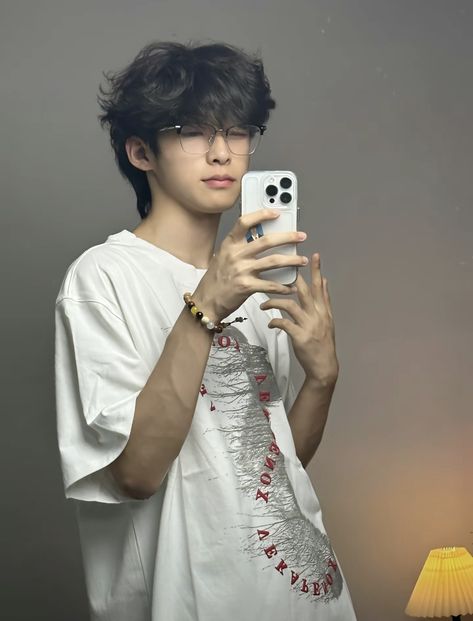 xiaohongshu boy Chinese Men Hairstyle, Masc Hair, Boy Hairstyle, Guy Selfies, Brown Hair Men, Short Hair Tomboy, Asian Haircut, Hair Inspiration Short, Boys With Curly Hair