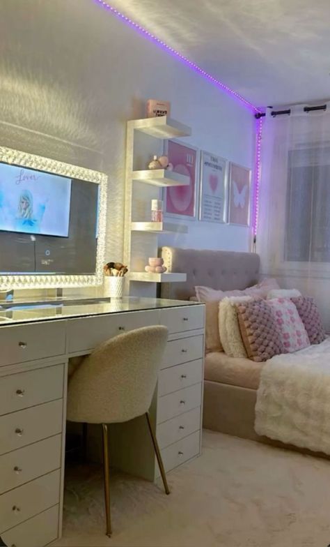 Room Styles Ideas, Aesthetic Small Bedroom Ideas Cozy, Room Format Ideas, Modern Bedroom Ideas For Small Rooms, Room Ideas Aesthetic Clean, Aesthetic Room Ideas Small Spaces, That Girl Room, Little Bedroom Ideas, Room With Vanity