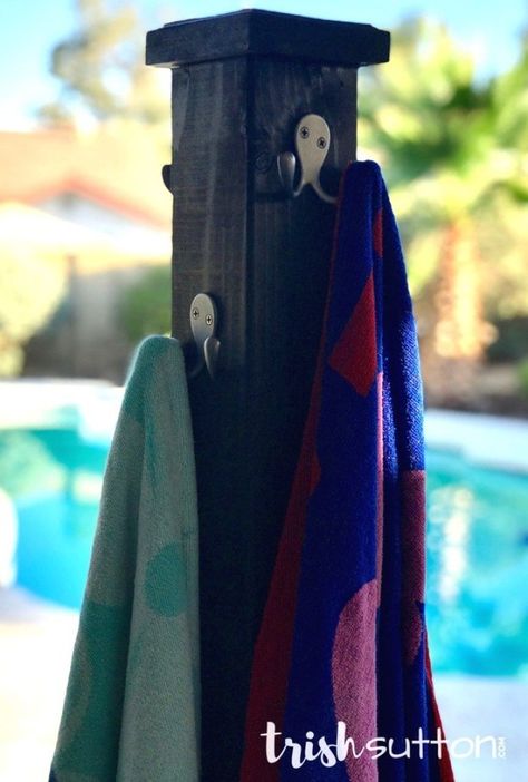 DIY Outdoor Pool Towel Dry Rack | Beach Towel Holder TrishSutton.com Diy Outdoor Pool, Pool Towel Rack Diy, Towel Rack Outdoor, Pool Towel Hooks, Pool Towel Storage, Beach Towel Storage, Pool Towel Holders, Beach Towel Rack, Outdoor Towel Rack