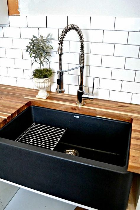 Farmhouse sink. Butcher block countertop. Black cabinets. Black Farmhouse Sink, Country House Kitchen, Koti Diy, Kitchen Ikea, Interior Dapur, Design Blogs, 아파트 인테리어, Farmhouse Sink Kitchen, Black Kitchen