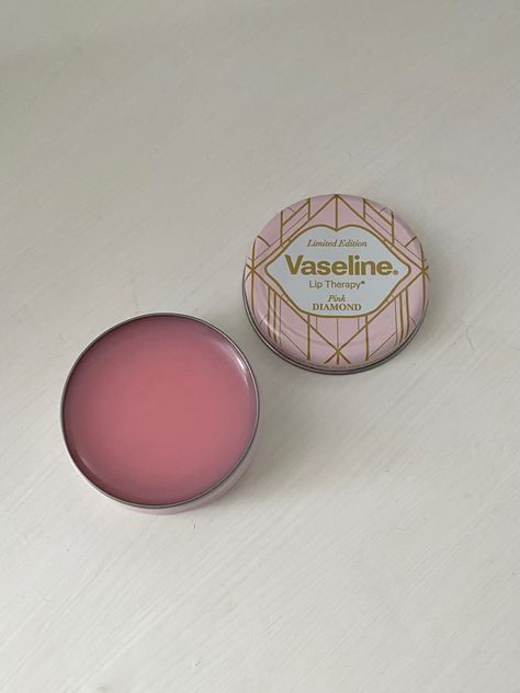 Vaseline Pink Diamond, Haut Routine, Ideas De Maquillaje Natural, Vaseline Lip Therapy, Lip Balm Collection, Vaseline Lip, Balsam Do Ust, Gloss À Lèvres, Fancy Makeup