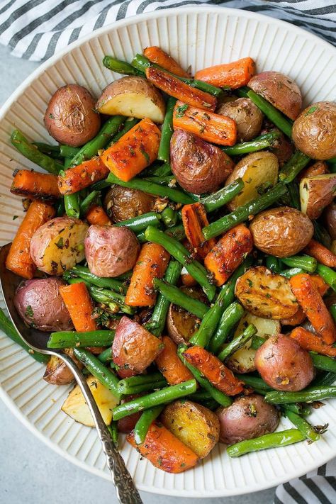 Vegetarische Diners, فاصوليا خضراء, Potatoes Green Beans, Roasted Potatoes And Carrots, Vegan Christmas Dinner, Carrots And Green Beans, Plats Healthy, Herb Roasted Potatoes, Cooking Herbs