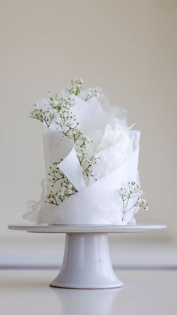 Elegant Cake Design, Chandelier Cake, Ring Cake, Elegant Cake, Wafer Paper Flowers, Wafer Paper Cake, Modern Wedding Cake, Wafer Paper, Elegant Cakes