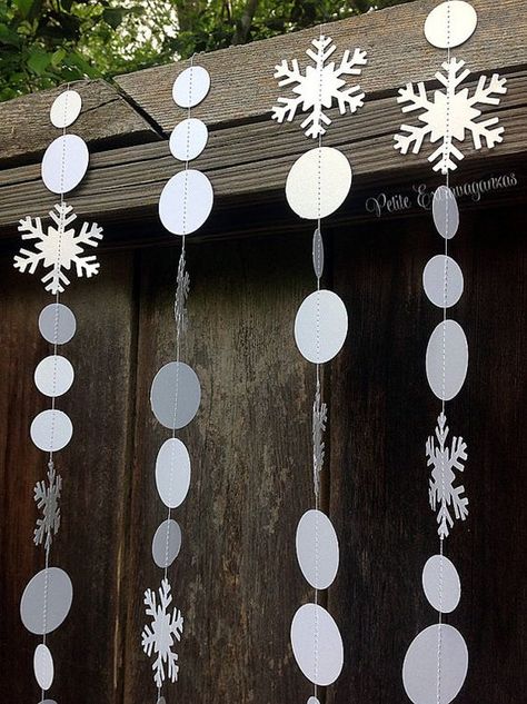 Schnee Party, Frozen Party Decorations, Winter Wonderland Decorations, Winter Wonderland Theme, Paper Christmas Decorations, Winter Wonderland Party, Office Christmas Decorations, Frozen Birthday Party, Paper Snowflakes