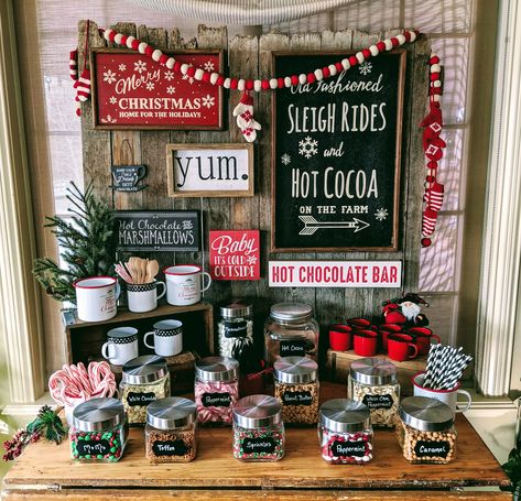 Rustic Hot Cocoa Bar, Christmas Hot Beverage Bar, Hot Chocolate Bar Display, Mobile Hot Cocoa Bar, Hot Cocoa Bar Aesthetic, Candy Bar Christmas Ideas, Christmas Hot Chocolate Station Ideas, Hot Coco Bar Idea, Hot Chocolate Station Ideas