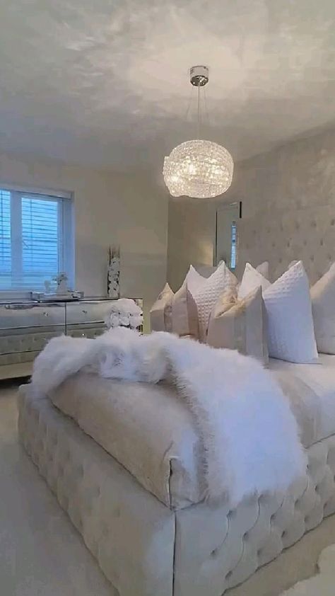 Plush Bedroom Ideas, Boujee Bedroom Ideas, Feature Wall Paint, Textured Feature Wall, Luxury Room Bedroom, Future Apartment Decor, Appartement Design, Small Bedroom Decor, Woman Bedroom