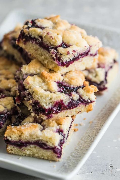 Healthy Blueberry Breakfast Bars | Healthy Fitness Meals Healthy Blueberry Breakfast, Berry Bars, Blueberry Breakfast Bars, Delicious Healthy Breakfast Recipes, Breakfast Bars Healthy, Blueberry Bars, Low Carb Backen, Crumb Bars, Yummy Healthy Breakfast