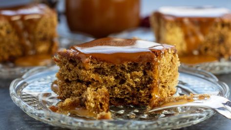 Sticky Toffee Pudding (Incredibly Delicious Date Cake!) - Bake It With Love Pumpkin Pudding Cake, Homemade Pumpkin Spice Cake, Pecan Loaf, Sticky Date, Sticky Date Pudding, Date Pudding, Pumpkin Pudding, Pumpkin Spice Cake, Toffee Pudding