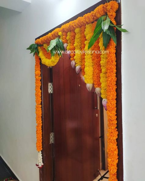 Flower Toran, Door Flower Decoration, Indian Rituals, Leaf Decor Wedding, Small Wedding Decor, Pooja Decor, Easy Rangoli Designs Videos, Gate Decoration, House Warming Ceremony