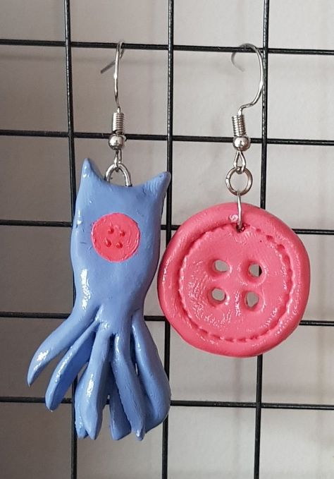 Cool Polymer Clay Ideas, Handmade Jewelry Clay, Coraline Clay Ideas, Coraline Diy Crafts, Coraline Pottery, Coraline Clay Art, Coraline Ceramics, Coraline Clay, Coraline Crafts