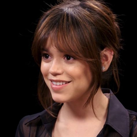 French Bangs Jenna Ortega, Jenna Ortega Haircut Bangs, Jenna Ortega Ponytail, Jenna Ortega Side Bangs, Wednesday Adams Bangs, Jenna Ortega Shag Haircut, Jena Ortega Bangs, Jenny Ortega Bangs, Jessica Day Bangs