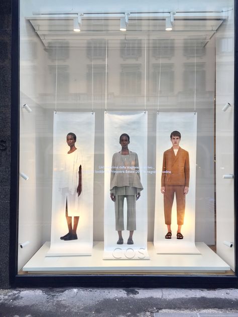 Cool Mannequin Display, Fashion Display Window, Window Store Display, Showroom Design Fashion, Clothing Store Window Displays, Minimal Window Display, Window Display Design Fashion, Fashion Display Ideas, Shop Window Design Ideas