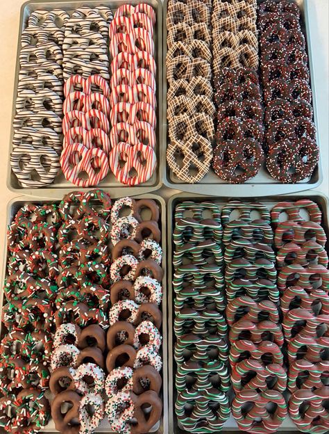 Christmas Gift Dessert Ideas, Christmas Baking Ideas For Gifts, Xmas Chocolate Covered Pretzels, Deserts To Give As Gifts, Diy Christmas Treats For Coworkers, Christmas Yummy Treats, Christmas Desserts Gifts Boxes, Christmas Diy Snacks Treats Gift Ideas, Christmas Snack Box Gift Ideas