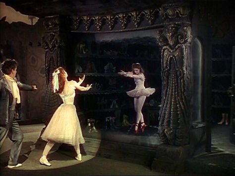 Moira Shearer in The Red Shoes  (1948) Ballet Movies, The Red Shoes, Film Inspiration, Period Dramas, Film Stills, Classic Movies, Film Aesthetic, Grimm, Red Shoes