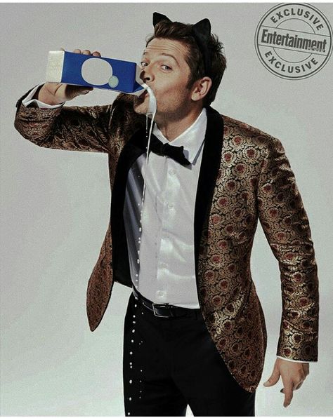 "Right,put these ears on and drink this milk".. Misha "alrighty then" Supernatural Star, Supernatural Series, Jensen And Misha, Supernatural Destiel, Tv Supernatural, Winchester Boys, Night Vale, Supernatural Memes, Supernatural Seasons