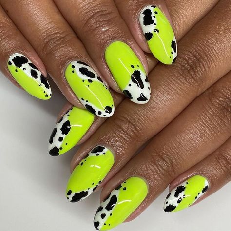 403 Me gusta, 6 comentarios - LUXAPOLISH ® LUXA ® (@luxapolish) en Instagram: "Alien Green 👽 with some Cow 🐄 on the Scene ⁣ 𝐒𝐀𝐕𝐄 this post to save him 🐄 from abduction ⁣…" Amber Nails, Black Nails Short, Alien Nails, Cow Print Nails, Cowboy Nails, Halloween Acrylic, Cow Nails, Halloween Acrylic Nails, Green Nail Designs