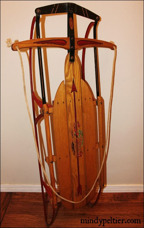 A vintage Flexible Flyer sled was repurposed into a coffee table and became a holiday tradition for vintage-loving family. Sled Decor, Sled Coffee Table, Vintage Sled, Wooden Snowmen, Primitive Wood Crafts, Hollow Core Doors, Unusual Home, Perfect Coffee Table, Traditional Interior Design