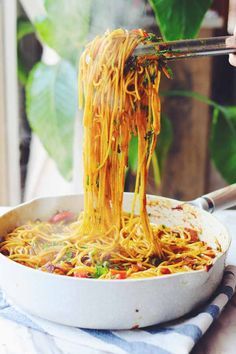 Rice Noodle Dishes Vegetarian, Recipes With Rice Noodles, Singapore Street Noodles Recipe, Singapore Street Noodles, Spicy Rice Noodles, Rice Noodle Dishes, Street Noodles, Singapore Street, Crunchy Vegetables