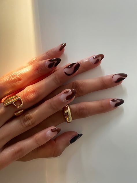 Nail Art On Brown Nails, Check Nails Designs, Stylish Nails Fall, Nail Inspo For September, Brown Outline Nails, Brown Boho Nails, Brow Nail Ideas, Colombia Inspired Nails, Unique Brown Nails