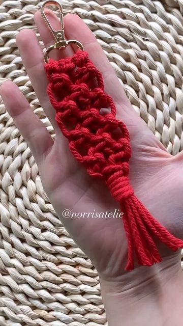 Keychain Macrame, Pola Macrame, Diy Bracelets With String, Hand Embroidery Patterns Free, Diy Ornament, Knots Diy, Pola Amigurumi, Macrame Wall Hanging Patterns, Bead Embroidery Tutorial