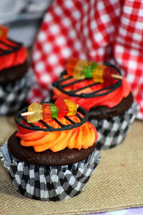 BBQ Shish~Kabob Cupcake Pinkcakeplate.com Camping Cupcakes, Muffin Recept, Bbq Theme Party, Kabobs On The Grill, Bbq Cake, Shish Kabob, Bbq Theme, Backyard Bbq Party, Shish Kabobs