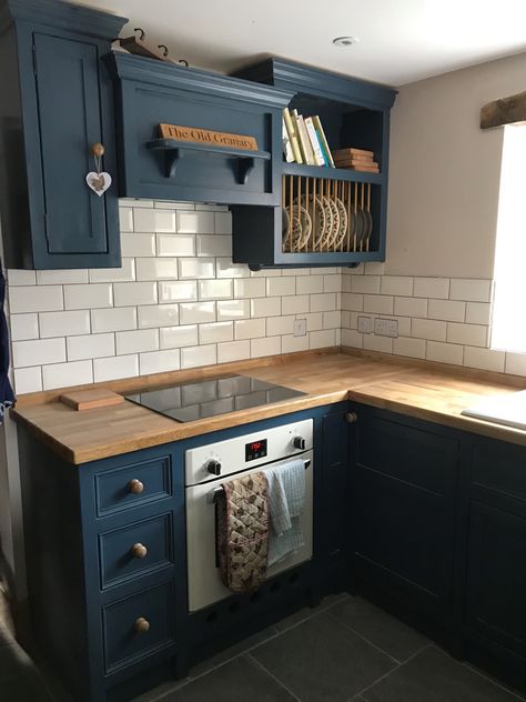 Wooden Counter Tops, White Wood Kitchens, Blue Kitchen Cabinets, Freestanding Kitchen, Stil Industrial, Wooden Counter, Kitchen Cabinets Decor, Blue Cabinets, Blue Kitchens