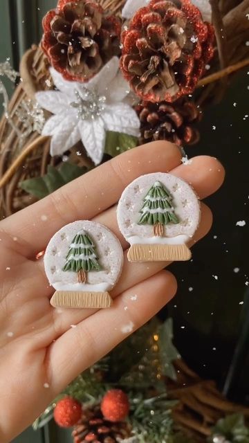 Snowglobe Clay Earrings, Fimo Christmas, Buttons Earrings, Snowglobe Christmas, Christmas Jewelry Diy, Clay Inspo, Christmas Gift Packaging, Polymer Clay Ornaments, Christmas Clay