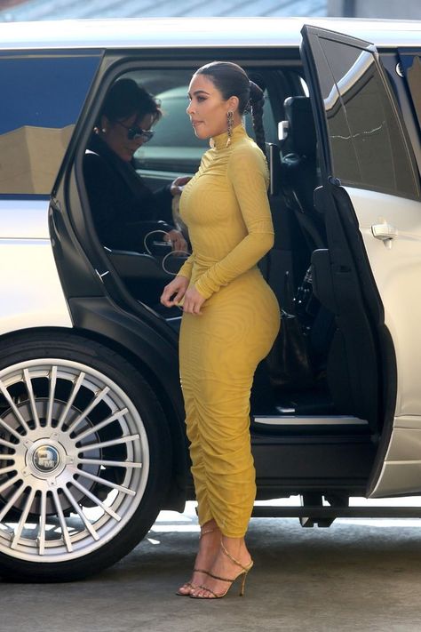 Kim Kardashian Yellow Dress, Khloe Kardashian Dress, Kim Kardashian Dress, Kardashian Cars, Khloe Kardashian Outfits, Kanye West Wife, Kim Kardashian Hot, Kardashian Dresses, Kardashian Fashion