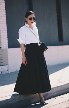 Black Skirt White Shirt, Full Skirt Outfit, A Line Skirt Outfits, Black Full Skirt, Black Skirt Outfits, White Shirt Outfits, Full Midi Skirt, Midi Skirt Outfit, Elsa Schiaparelli